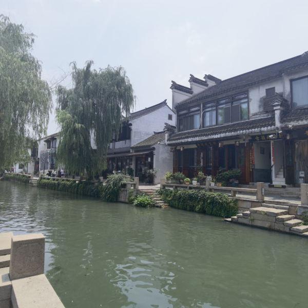 张馨予在东北雪地展现美丽“狐狸”形象,美艳动人!